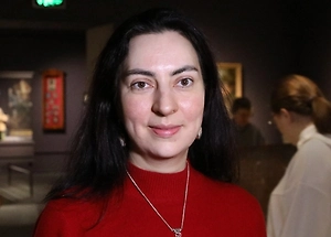 Таким образом, дамы покупали таких кукол для себя, чтобы следить за модой. Покупали и для девочек-подростков, чтобы научить их ухаживать за собой, следить за модой. Потому что куклы были всегда дорогими. С самого начала своего появления, практически до начала XX века, фарфоровая кукла была дорогой. И с ней нужно было обращаться очень бережно.