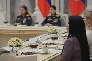 Путин на встрече с женщинами в Кремле угощал их чаем с пирожными и печеньем