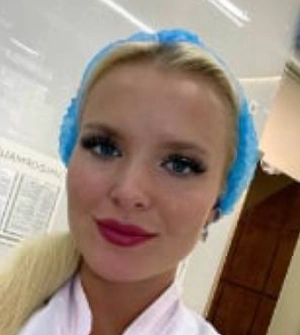 Если на лице есть какие-то воспаления — например, у человека прыщики или гнойнички, ему ни в коем случае нельзя использовать такую косметику, да даже скраб. Всё, что может травмировать кожный покров, будет вызывать воспаление и может разнести инфекцию по всей коже.