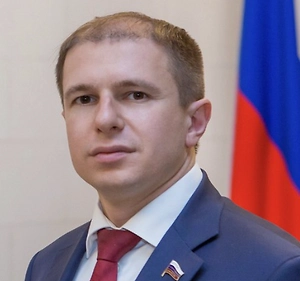 Вооружённые силы Украины сегодня не справляются с задачами на поле боя. У них полностью провалена мобилизация. Насильно, под угрозой оружия, заталкивают тех, кто не идёт на поле боя, в качестве пушечного мяса. Тех, соответственно, там практически сами на месте уничтожают. Так что эта идея, ещё раз скажу, не соответствует ни здравому смыслу, ни положению на поле боя.