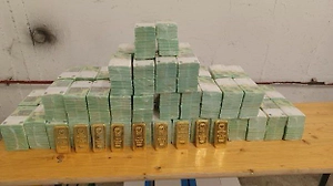 В Венгрии показали, как выглядят 40 млн долларов и 35 млн евро наличкой 