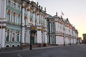 Посетитель Эрмитажа выплатит 825 тысяч рублей за селфи на старинном троне