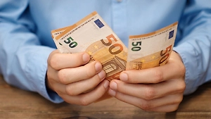 ЦБ продлил ограничения на снятие наличной валюты до сентября 2026 года