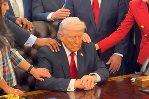 В Белом доме около 20 пасторов помолились о ниспослании силы Трампу