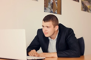 Врач объяснил, как поза «пользователя ноутбука» приводит к грыжам и хроническим болям