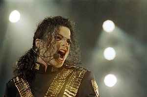 «Серийный педофил»: Братья и сестра подали в суд на Майкла Джексона спустя годы отрицания