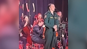 Срочник Macan со сцены красиво поздравил женщин-военнослужащих с 8 Марта — видео