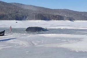 Автомобиль с рыбаками провалился под лёд на Красноярском водохранилище