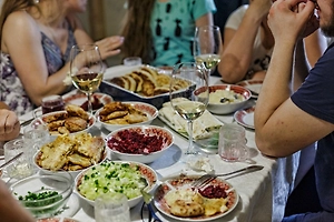 Докусывание за компанию: Life.ru узнал о главной ошибке застолья и способах её избежать