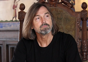 Стахановское движение было одним из передовых. Художники, такие как Таир Салахов (мой друг и коллега, на которого я ещё в школе смотрел с восхищением), писали нефтяников на Каспии, их тяжёлый труд. Женщина стала центральной фигурой в изобразительном искусстве. Её изображали и красавицей, и труженицей. Вспомним Петрова-Водкина с его женщинами, выносящими раненых с поля боя в годы Гражданской войны.