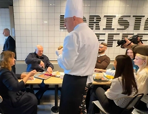 Лукашенко «по-братски» поделился с журналистами бургером в бывшем McDonald’s