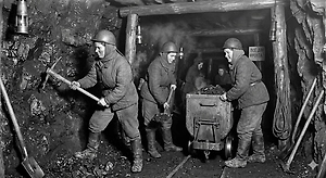 «Труд, ответственность, любовь»: Птаха 8 Марта призвал не забывать подвиг женщин-шахтёров в годы ВОВ