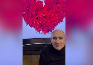 Пашинян поздравил женщин с 8 Марта под песню «Миллион алых роз»