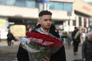 Страстный, сдержанный или прагматичный: Что говорит о мужчине его букет на 8 Марта