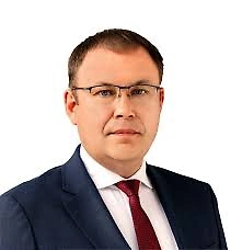 Знаменитая фотография Александры Леоновой в журнале «Работница» 1942 года стала отражением очень важного процесса — массового прихода женщин Кузбасса, зачастую очень юных, в шахты. Там они заменяли ушедших на фронт отцов, мужей и братьев, помогали государству в самый трудный момент его истории обеспечить углем военную промышленность. И тем самым приблизить Победу. К концу 1941 года более 2600 жительниц нашего региона, как и Александра, трудились непосредственно в забоях. Кроме того, женщины смогли заменить мужчин на многих управленческих и инженерных позициях, освоили сложные машины и механизмы. Их труд помог сохранить, а затем и увеличить объемы добычи кузбасского угля, ввести в эксплуатацию десятки новых шахт и штолен. Вот почему имена Александры Леоновой, Марии Косогоровой, Матрены Родионовой сегодня стоят в ряду героев Кузбасса. Для нас они — пример несгибаемой воли к Победе, на их подвиги мы равняемся, и о них рассказываем молодым поколениям кузбассовцев. Считаем важным, чтобы так было и в будущем