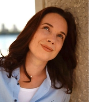 Эмоционально здоровый человек понимает, что по сути он ведёт диалог сам с собой — как в шутке про разговор с собственным отражением. Но у некоторых пользователей виртуальное общение постепенно формирует зависимость и начинает вытеснять реальные контакты.