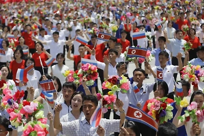 Море цветов, шаров и флагов. Так жители Северной Кореи приветствовали в Пхеньяне лидеров России и КНДР