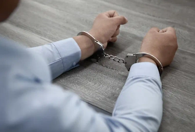 наручники лесби Суд отправил под арест владельца ЛГБТ*-клуба в Оренбурге