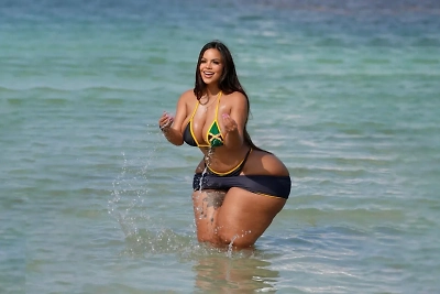 Барлық тесіктерде жетілген әйелді трахает