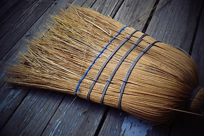 10 вещей, которые нужно срочно выбросить до 31 декабря, иначе 2026 год пройдёт в нищете и слезах