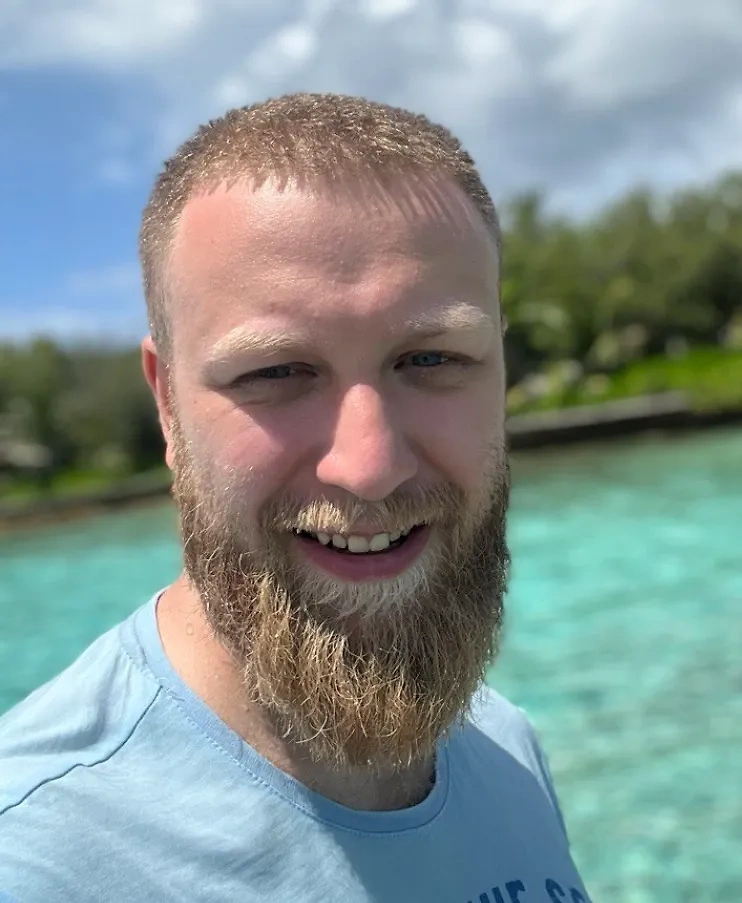 Я бы не поступал, будь у меня желание работать за границей. Эта программа — мой осознанный выбор, и он подразумевает работу на благо Родины, отстаивание её интересов в информационном пространстве. Если Третьяков считает, что уехать за рубеж — мечта любого студента, то ему никто не мешает отправиться туда и преподавать там