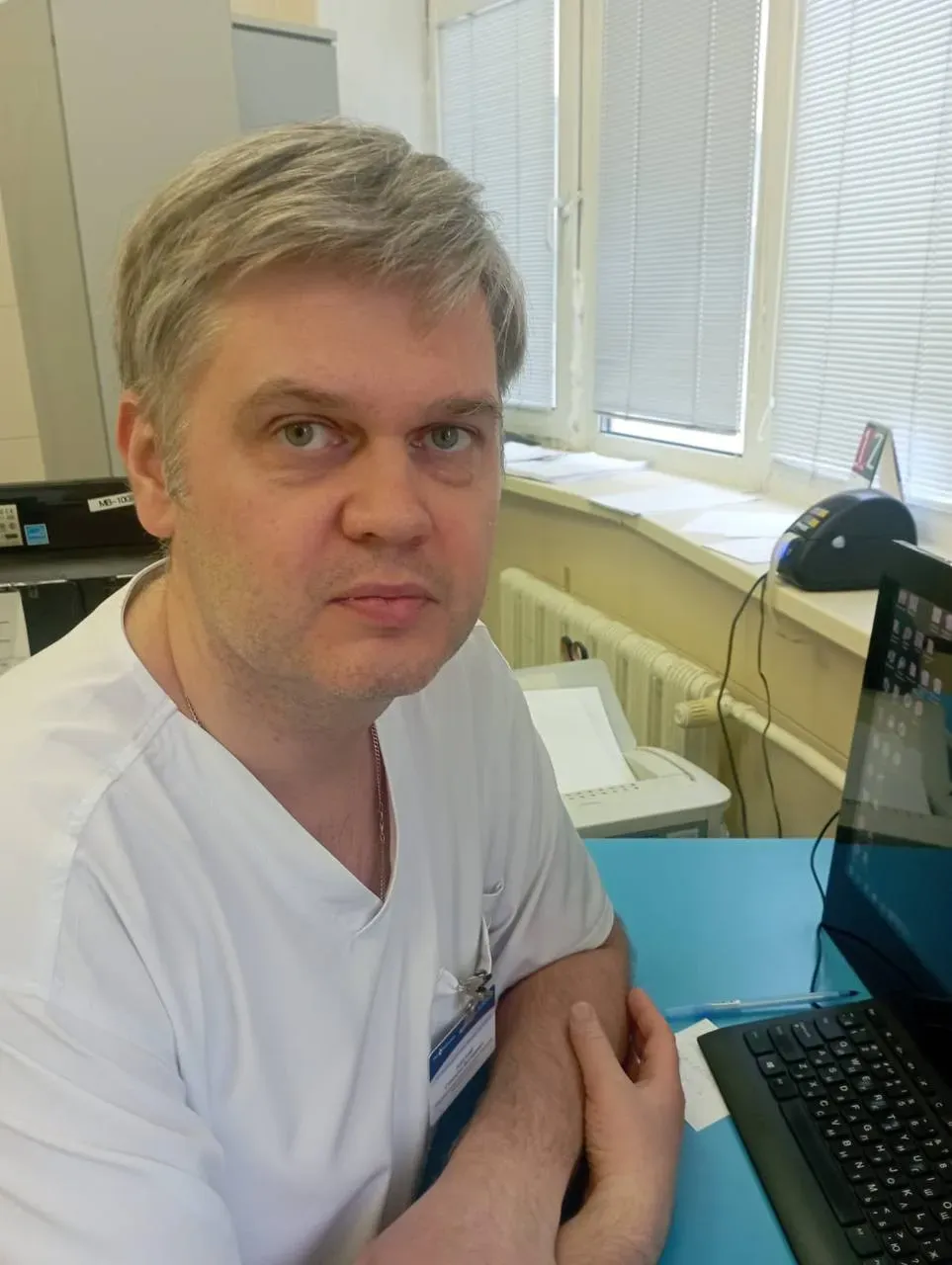 <p>В случае течения насморка более семи дней и/или при появлении на фоне насморка головной боли, тяжести в глазах, скуловых областях, щеках необходимо обращаться к лор-врачу. Никаких народных методов при лечении лор-органов я не знаю</p>
