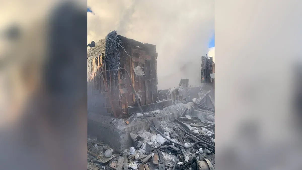 Место пожара в Екатеринбурге. Фото © Telegram / "ПРОКУРАТУРА СВЕРДЛОВСКОЙ ОБЛАСТИ"