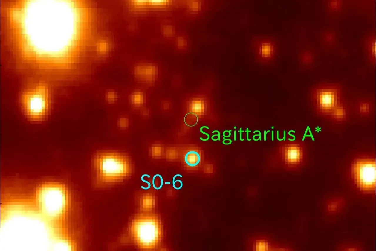 Загадочная звезда S0-6 (выделена голубым кружком), расположенная вблизи центра галактики Млечный Путь. Фото © nao.ac.jp