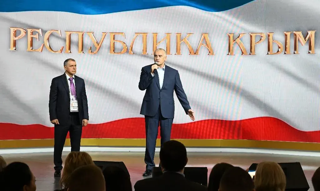Председатель парламента Крыма Владимир Константинов и глава Крыма Сергей Аксёнов на выставке "Россия". Фото © Алексей Майшев / Фотохост-агентство РИА "Новости"