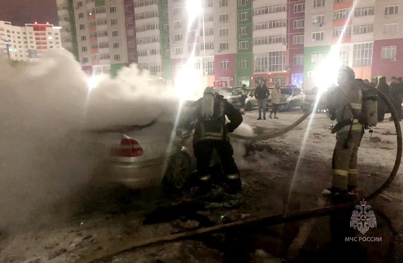 Пожарные тушат автомобиль в Тюмени, в котором погиб мужчина. Фото © t.me / МЧС Тюменской области