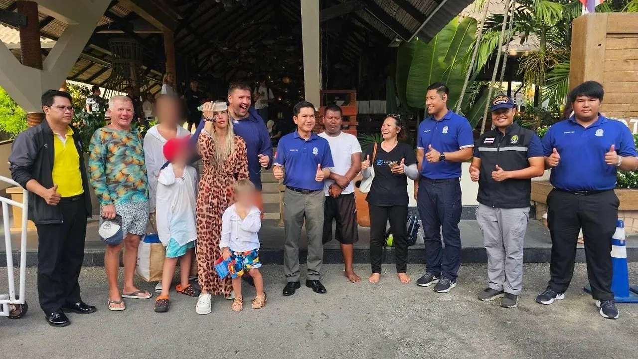 Россияне и члены экипажа радуются спасению. Фото © Facebook (соцсеть запрещена в РФ; принадлежит корпорации Meta, которая признана в РФ экстремистской) / MGR.Online.South