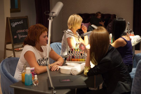 Лера пошла по проверенному пути и открыла маникюрный салон

Дизайн помещения певица придумала сама