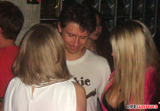 Девушкам было чем привлечь кумира