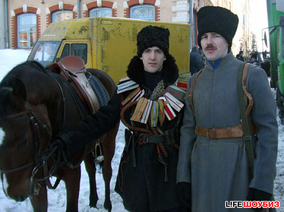 Артур играет в "Белой гвардии" роль адъютанта Бойко