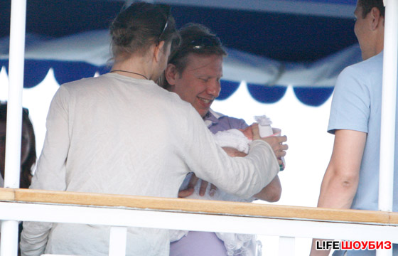 Счастливый отец налюбоваться не может на свою красавицу