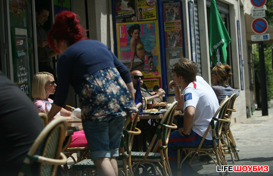 Влюбленные ужинают в уличных кафешках: такое невозможно на московской жаре