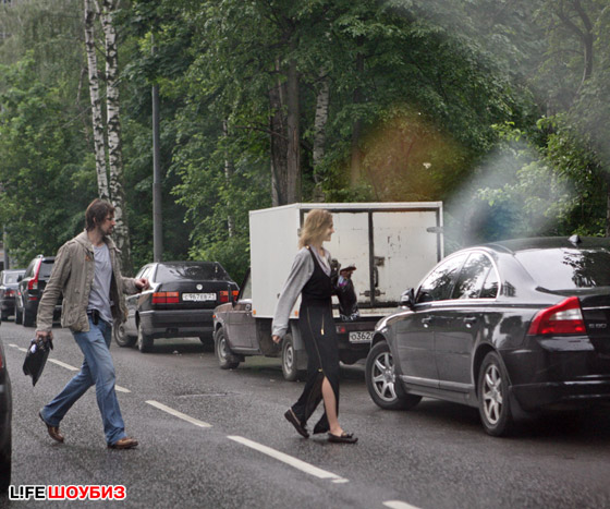 Наташа и Андрей на выходе из фитес-клуба на Ильинском шоссе в Москве