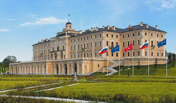 Считается, что именно в Константиновском дворце находилась исчезнувшая янтарная комната