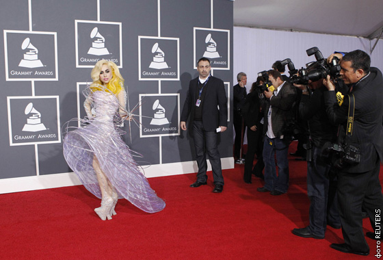 За Леди Гагой по следам всюду следуют не только папарацци