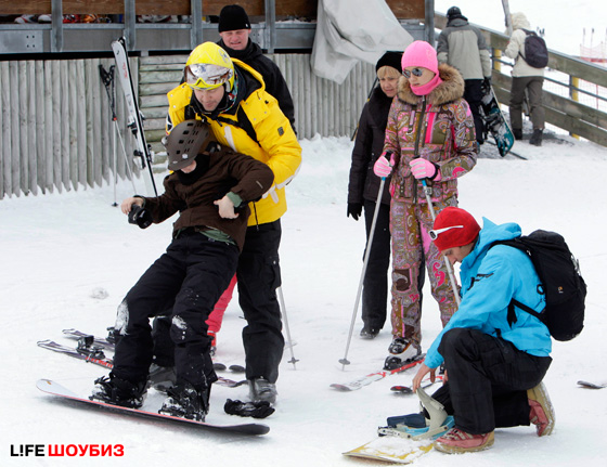 Руслан лично учит детей стоять на сноуборде