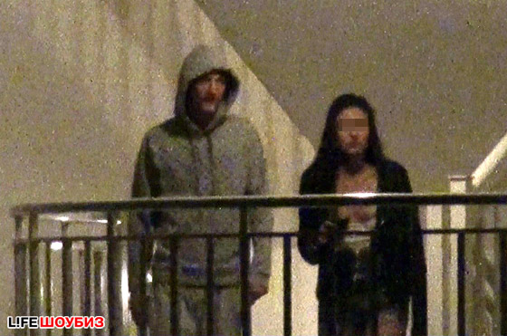 Девушка хорошо знает дорогу к номеру Паши