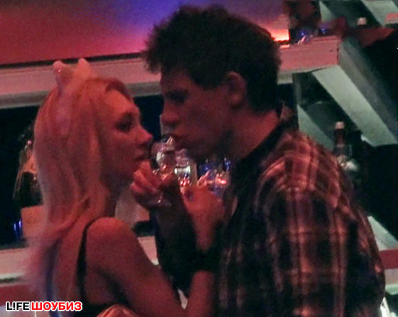 После пары рюмок на брудершафт Кристина и Тимур перешли к более тесному общению