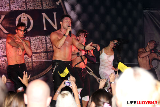 %D0%9D%D0%B5%D1%81%D0%BC%D0%BE%D1%82%D1%80%D1%8F%20%D0%BD%D0%B0%20%D0%BF%D1%83%D1%81%D1%82%D1%83%D1%8E%D1%89%D0%B8%D0%B9%20%D0%B7%D0%B0%D0%BB%2C%20%D0%A1%D0%B5%D1%80%D0%B3%D0%B5%D0%B9%20%D0%B2%D1%8B%D0%BA%D0%BB%D0%B0%D0%B4%D1%8B%D0%B2%D0%B0%D0%BB%D1%81%D1%8F%20%D0%BD%D0%B0%20%D1%81%D1%86%D0%B5%D0%BD%D0%B5%20%D0%BF%D0%BE%20%D0%BF%D0%BE%D0%BB%D0%BD%D0%BE%D0%B9