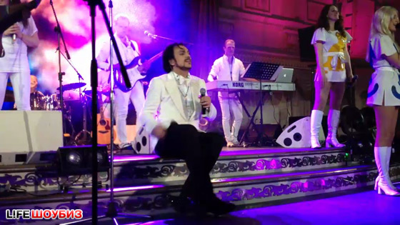 %D0%A4%D0%B8%D0%BB%D0%B8%D0%BF%D0%BF%20%D0%B8%D1%81%D0%BF%D0%BE%D0%BB%D0%BD%D0%B8%D0%BB%20%D0%BD%D0%B5%D1%81%D0%BA%D0%BE%D0%BB%D1%8C%D0%BA%D0%BE%20%D1%85%D0%B8%D1%82%D0%BE%D0%B2%20ABBA%20%D0%B2%D0%BC%D0%B5%D1%81%D1%82%D0%B5%20%D1%81%20%D0%BF%D0%BE%D0%BF%D1%83%D0%BB%D1%8F%D1%80%D0%BD%D0%BE%D0%B9%20%D0%B0%D0%BD%D0%B3%D0%BB%D0%B8%D0%B9%D1%81%D0%BA%D0%BE%D0%B9%20%D0%B3%D1%80%D1%83%D0%BF%D0%BF%D0%BE%D0%B9