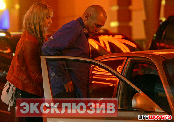 %D0%92%D0%B8%D0%BD%D0%BD%D0%B8%20%D0%94%D0%B6%D0%BE%D0%BD%D1%81%20%D1%80%D0%B0%D0%B7%D0%B3%D1%83%D0%BB%D0%B8%D0%B2%D0%B0%D0%B5%D1%82%20%D0%BF%D0%BE%20%D0%9C%D0%BE%D1%81%D0%BA%D0%B2%D0%B5%20%D0%B1%D0%B5%D0%B7%20%D0%BE%D1%85%D1%80%D0%B0%D0%BD%D1%8B%20%D0%B8%20%D1%81%D0%B0%D0%BC%20%D1%80%D0%B0%D1%81%D0%BF%D0%BB%D0%B0%D1%87%D0%B8%D0%B2%D0%B0%D0%B5%D1%82%D1%81%D1%8F%20%D1%81%20%D1%82%D0%B0%D0%BA%D1%81%D0%B8%D1%81%D1%82%D0%B0%D0%BC%D0%B8