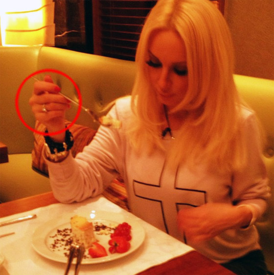 %D0%A2%D0%B5%D0%BF%D0%B5%D1%80%D1%8C%20%D1%81%20%D0%BF%D1%80%D0%B0%D0%B2%D0%BE%D0%B9%20%D1%80%D1%83%D0%BA%D0%B8%20%D0%9B%D0%B5%D1%80%D0%B0%20%D0%BD%D0%B5%20%D1%81%D0%BD%D0%B8%D0%BC%D0%B0%D0%B5%D1%82%20%D1%88%D0%B8%D0%BA%D0%B0%D1%80%D0%BD%D0%BE%D0%B3%D0%BE%20%D0%BA%D0%BE%D0%BB%D1%8C%D1%86%D0%B0%20%D1%81%20%D0%B1%D1%80%D0%B8%D0%BB%D0%BB%D0%B8%D0%B0%D0%BD%D1%82%D0%BE%D0%BC