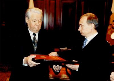 Борис Ельцин передает Владимиру Путину Указ о назначении его и. о. президента