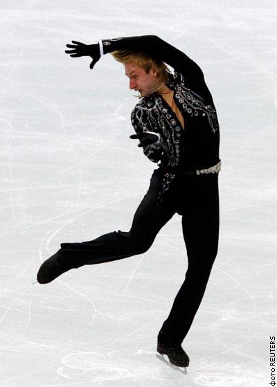 Евгений Плющенко в роли мушкетера на "отлично" откатал короткую программу