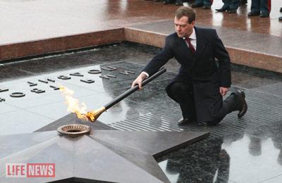 Вечный огонь торжественно возвращен на Могилу Неизвестного солдата.