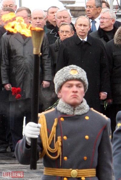 На торжественной церемонии присутствовали глава правительства Владимир Путин, заместители главы правительства, министры